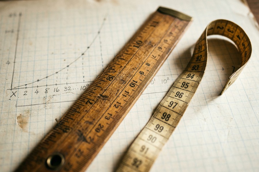 A labeled stock chart showing the price axis, time axis, and candlestick bars
