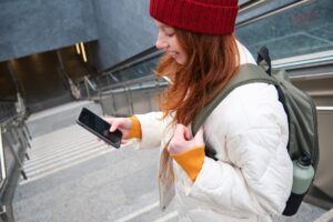 AI-powered portable Wi-Fi hotspot device with network switching display
