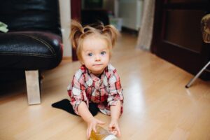 Parent and child using AI tools to manage a stress-free travel experience