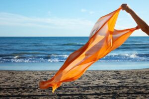How to Use a Multi-Use Scarf as a Travel Pillow, Shawl, and Sun Cover in 2025