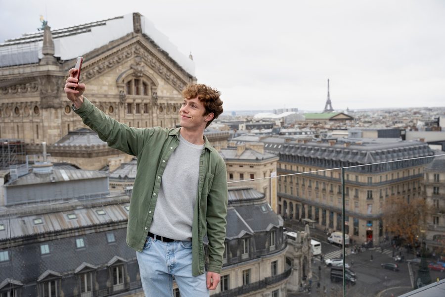 Image: A traveler's smartphone still connected to a Berlin hotspot after leaving the area