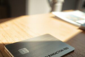 Traveler using a credit card at an airport with no foreign transaction fees