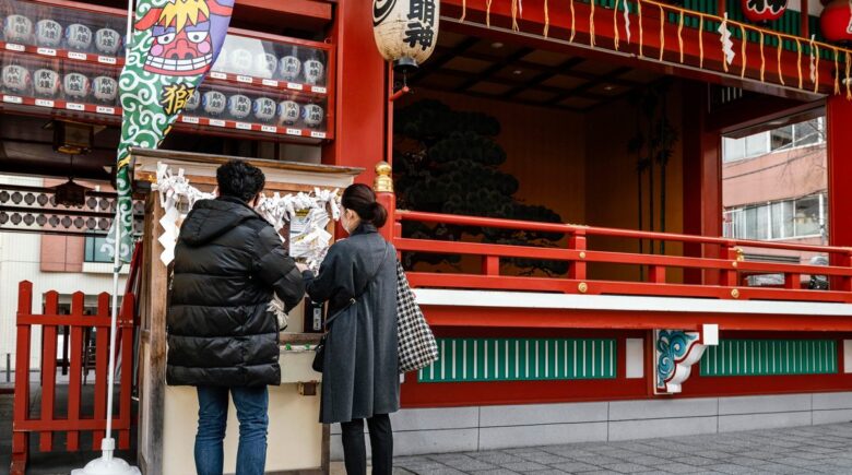 Bluetooth-enabled travel wallet next to smartphone showing real-time tracking alert in Tokyo urban setting
