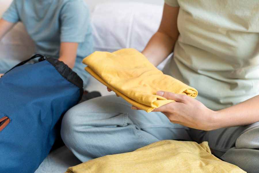 Side-by-side test: same clothes, different systems. Compression bags shrink volume, cubes preserve fabric.