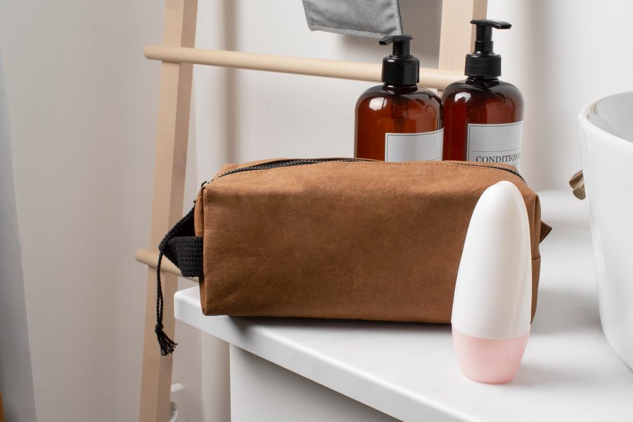 Diagram comparing standard dopp kit vs. smart case: weights, volume, and app features