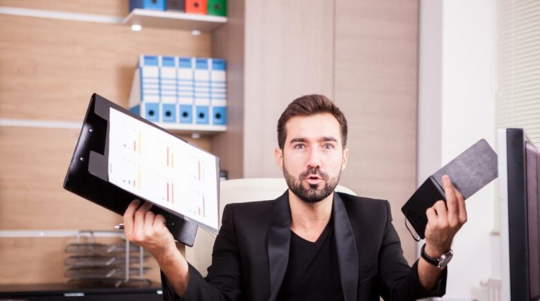 Comparison chart showing Zoho Books and Wave accounting software features for small businesses